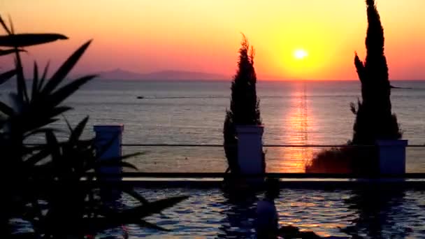 Mar y puesta de sol junto a la piscina — Vídeo de stock