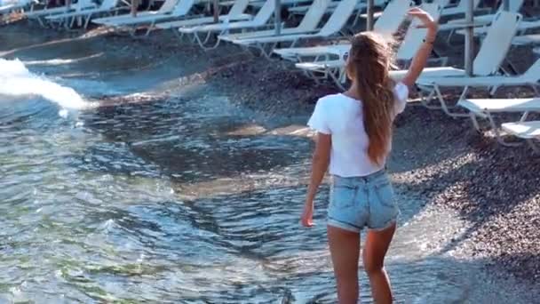 Belle dame sur la plage de la mer — Video