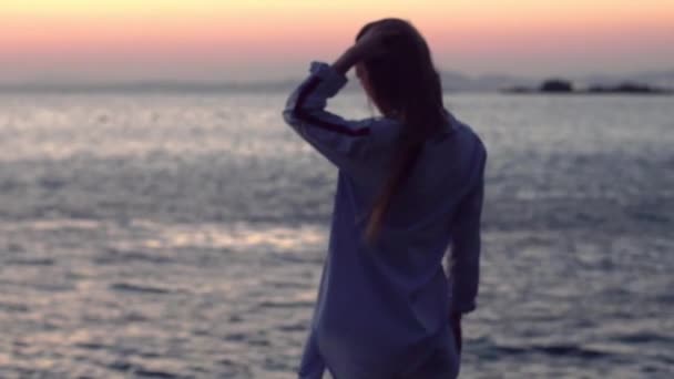 Chica encantadora en la orilla del mar al atardecer — Vídeos de Stock