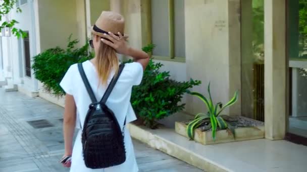 Jolie Fille Promenades Autour Ville — Video