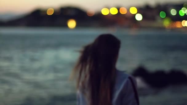 Νυχτερινή Σκηνή Νεαρό Κορίτσι Ομορφιά Στην Παραλία — Αρχείο Βίντεο