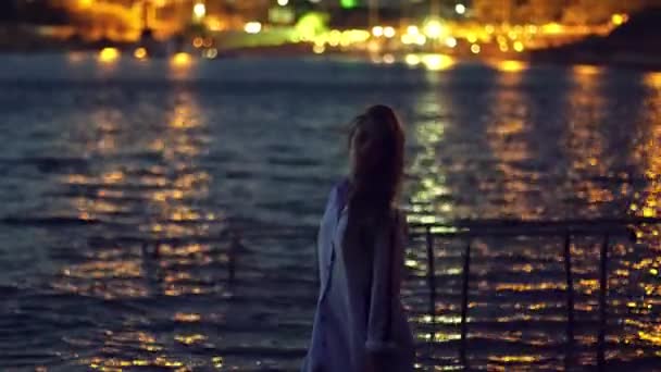晚上的场景与美丽的年轻女孩在海边 — 图库视频影像