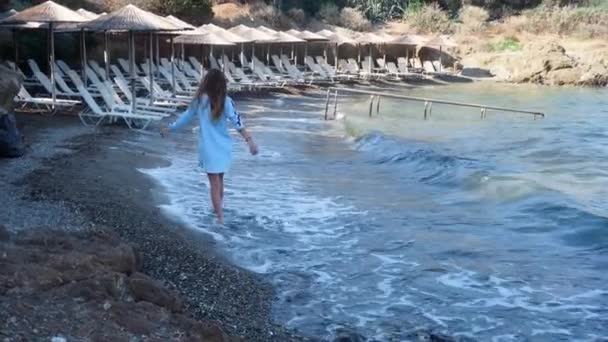 Elegante dama en la playa del mar rocoso — Vídeos de Stock