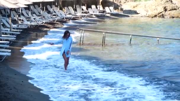 Elegante signora sulla spiaggia del mare roccioso — Video Stock