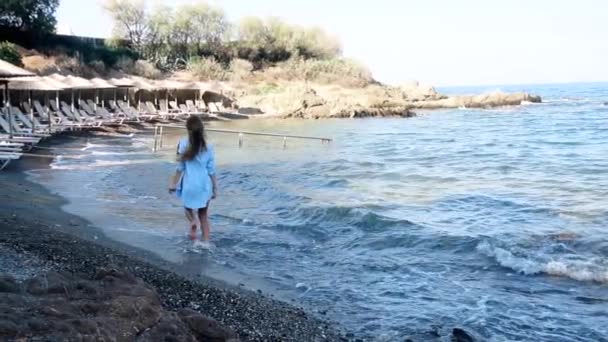 Stilvolle Dame am felsigen Meeresstrand — Stockvideo