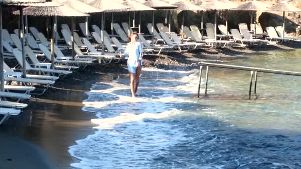 Elegante dama en la playa del mar rocoso — Vídeo de stock