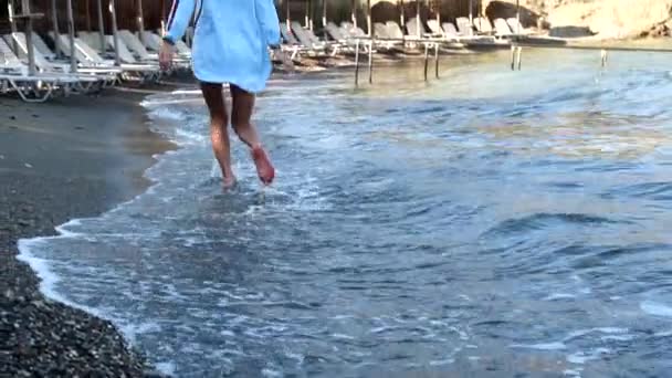 Elegante signora sulla spiaggia del mare roccioso — Video Stock