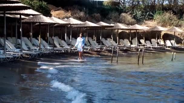 록 키 바다 해변에서 세련 된 여자 — 비디오