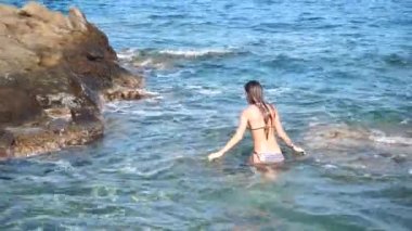 Kayalık Plajı'nda güzel genç bayan