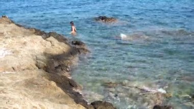 Kayalık Plajı'nda güzel genç bayan