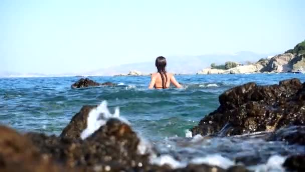 Bella signorina sulla spiaggia rocciosa — Video Stock