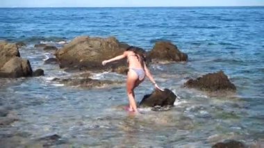 Kayalık Plajı'nda güzel genç bayan