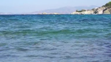 Okyanus dalgaları ile vahşi kayalık plaj