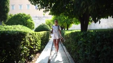 sevimli kız parkta yürüyor