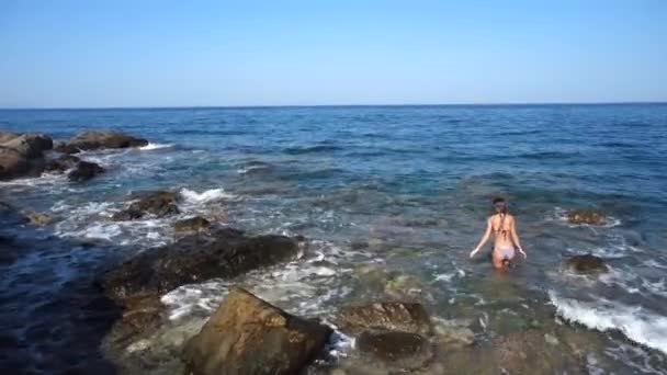 Bella signorina sulla spiaggia rocciosa — Video Stock