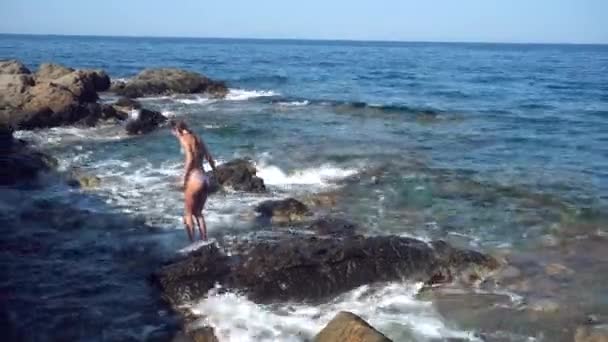 Menina bonita na praia rochosa — Vídeo de Stock