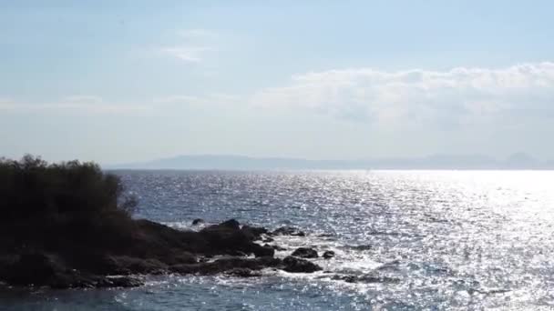 Ondas do mar na praia rochosa — Vídeo de Stock