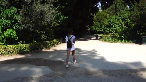 Jolie fille promenades dans le parc — Video