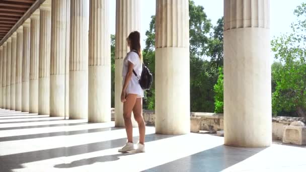 Ragazza si erge l'antico colonnato in greco — Video Stock