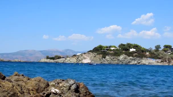 Onde del mare sulla spiaggia rocciosa — Video Stock