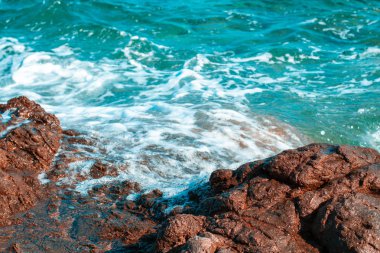 Dalgalar ve kayalar ile mavi deniz manzarası