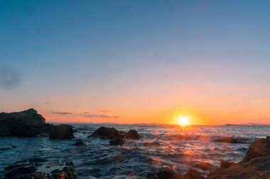 deniz kenarındaki sıcak yaz günbatımı güzellik