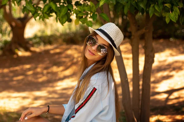 Beleza Jovem Óculos Sol Posando Câmera Durante Dia — Fotografia de Stock