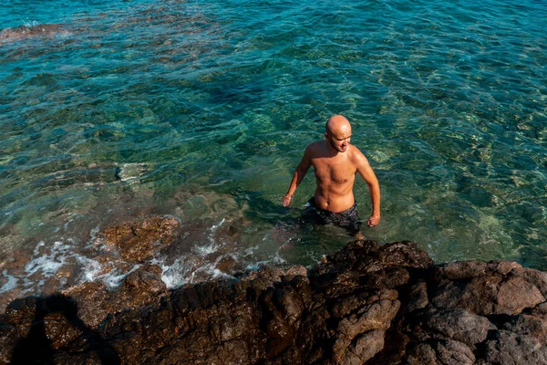 Junger Mann Ruht Sich Auf Dem Meer Aus — Stockfoto