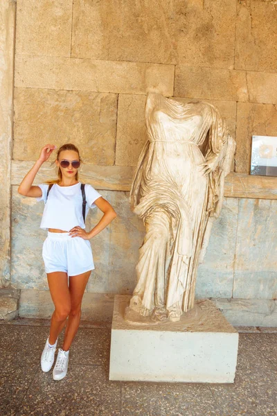 Fille Moderne Une Statue Grecque Antique — Photo