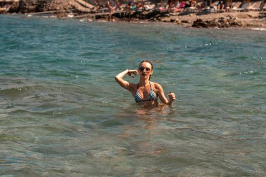 Tatlı genç kız eğleniyor deniz yaz saati