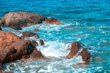 Dalgalar ve kayalar ile mavi deniz manzarası
