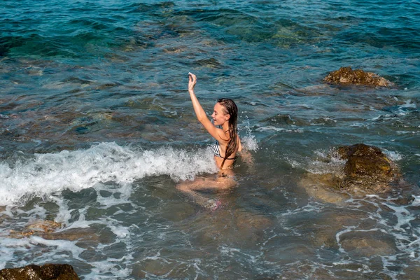Menina Bonito Divertindo Mar Hora Verão — Fotografia de Stock