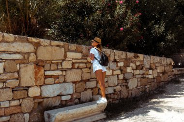 Antik Yunan Müzesi'nde genç kadın