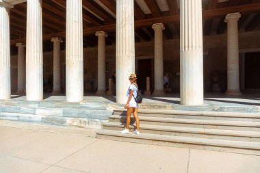 Antik Yunan Müzesi'nde genç kadın