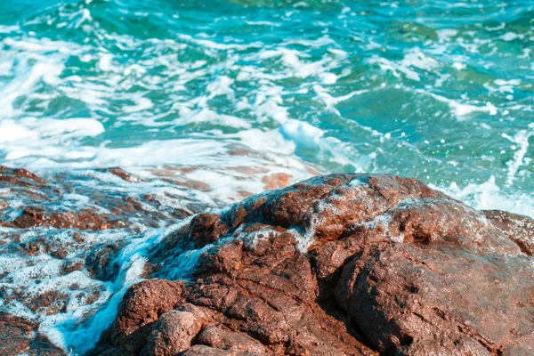 蓝色海景与波浪和岩石 — 图库照片