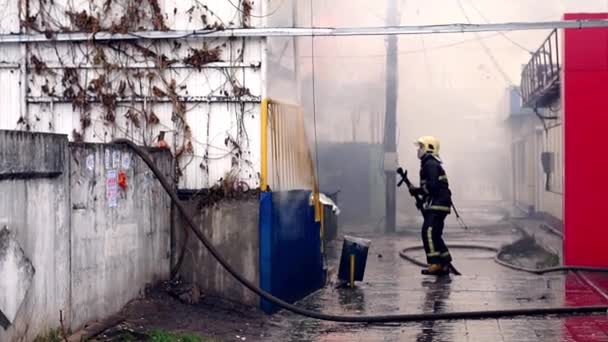消防士救助チームは 燃えさかる建物を消す — ストック動画