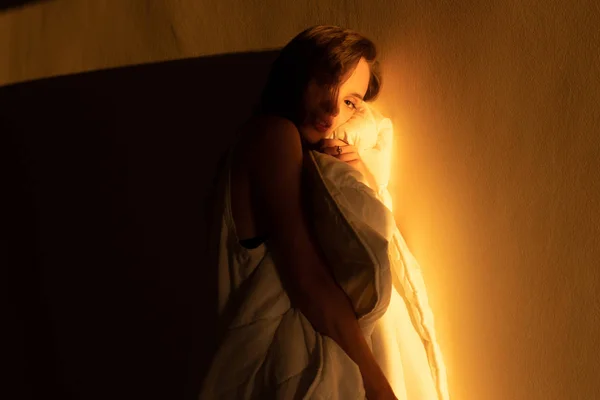 Fiatal lány keres a kamerába, a meleg napsugarak, naplemente — Stock Fotó