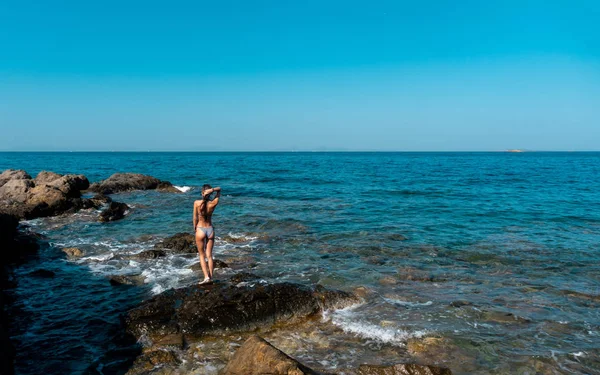 Sexig ung kvinna i den ocean poserar — Stockfoto