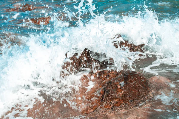 Синє море з хвилями і гірські породи — стокове фото