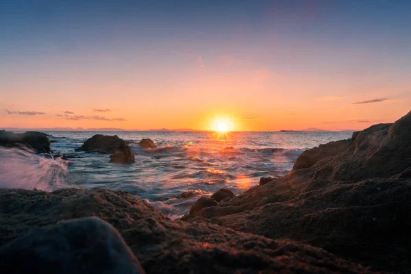Piękno summer zachód słońca nad morzem — Zdjęcie stockowe