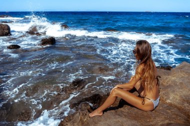 Okyanus poz içinde sexy genç kız