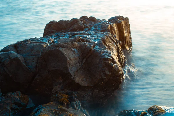 Синє море з хвилями і гірські породи — стокове фото