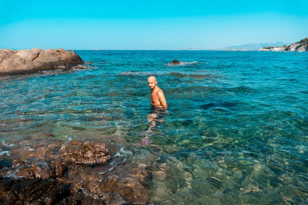 Schöner Mann an der marinen felsigen Küste — Stockfoto