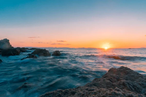 Piękno summer zachód słońca nad morzem — Zdjęcie stockowe
