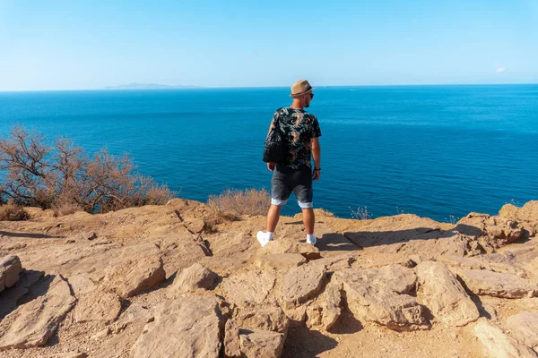 Homme élégant sur la falaise près de la mer — Photo