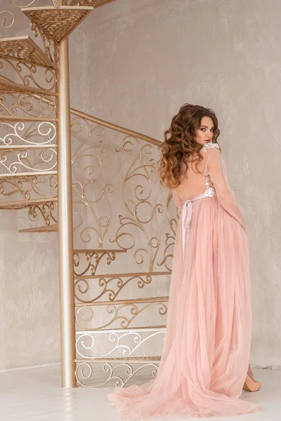 Hübsches Mädchen in rosa Kleid in der Nähe der Treppe — Stockfoto