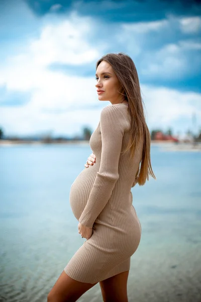 Όμορφη νεαρή έγκυο κοπέλα — Φωτογραφία Αρχείου