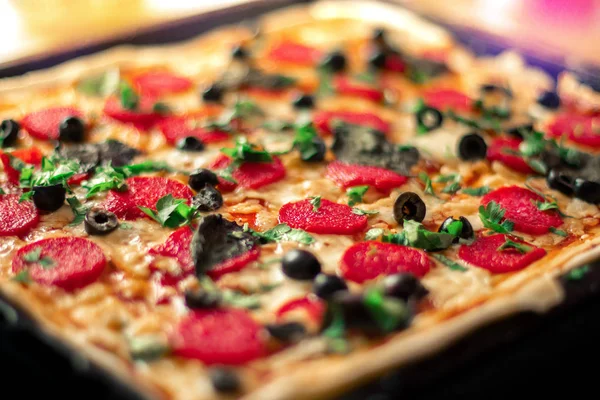 Pizza italienne aux saucisses et olives — Photo