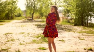 Elbiseli hamile kız ormanda yürüyor