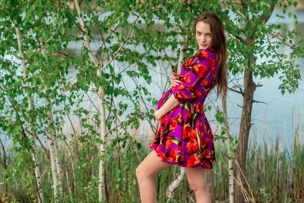 Fille enceinte en robe dans la nature — Photo